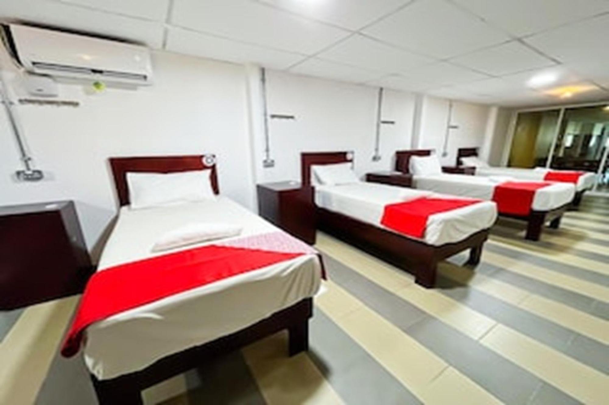 Super Oyo 90572 J Hotel Masjid India Куала Лумпур Екстериор снимка