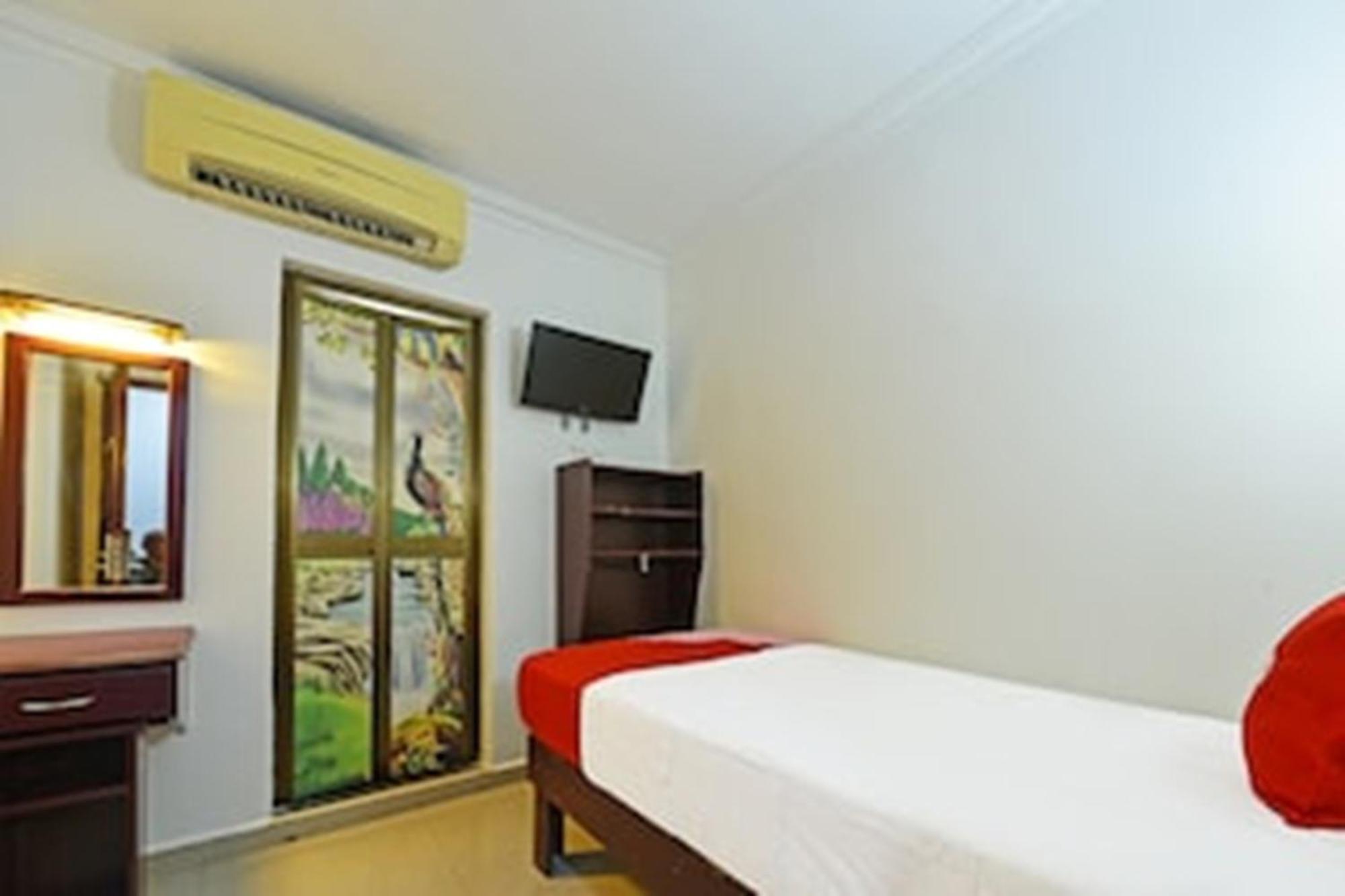 Super Oyo 90572 J Hotel Masjid India Куала Лумпур Екстериор снимка