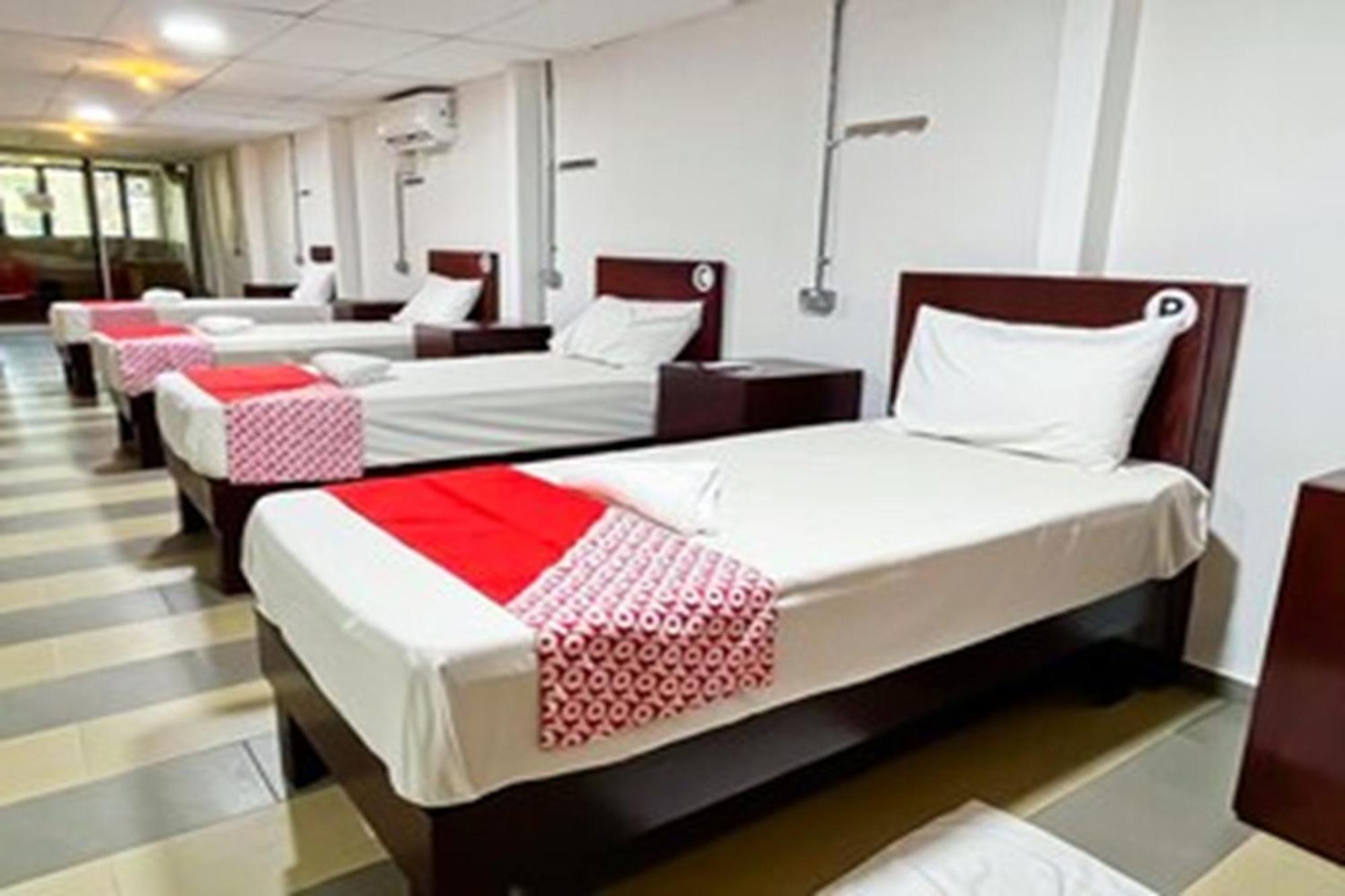 Super Oyo 90572 J Hotel Masjid India Куала Лумпур Екстериор снимка