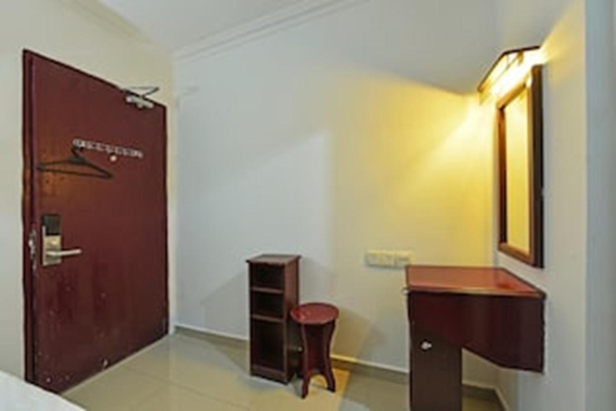 Super Oyo 90572 J Hotel Masjid India Куала Лумпур Екстериор снимка