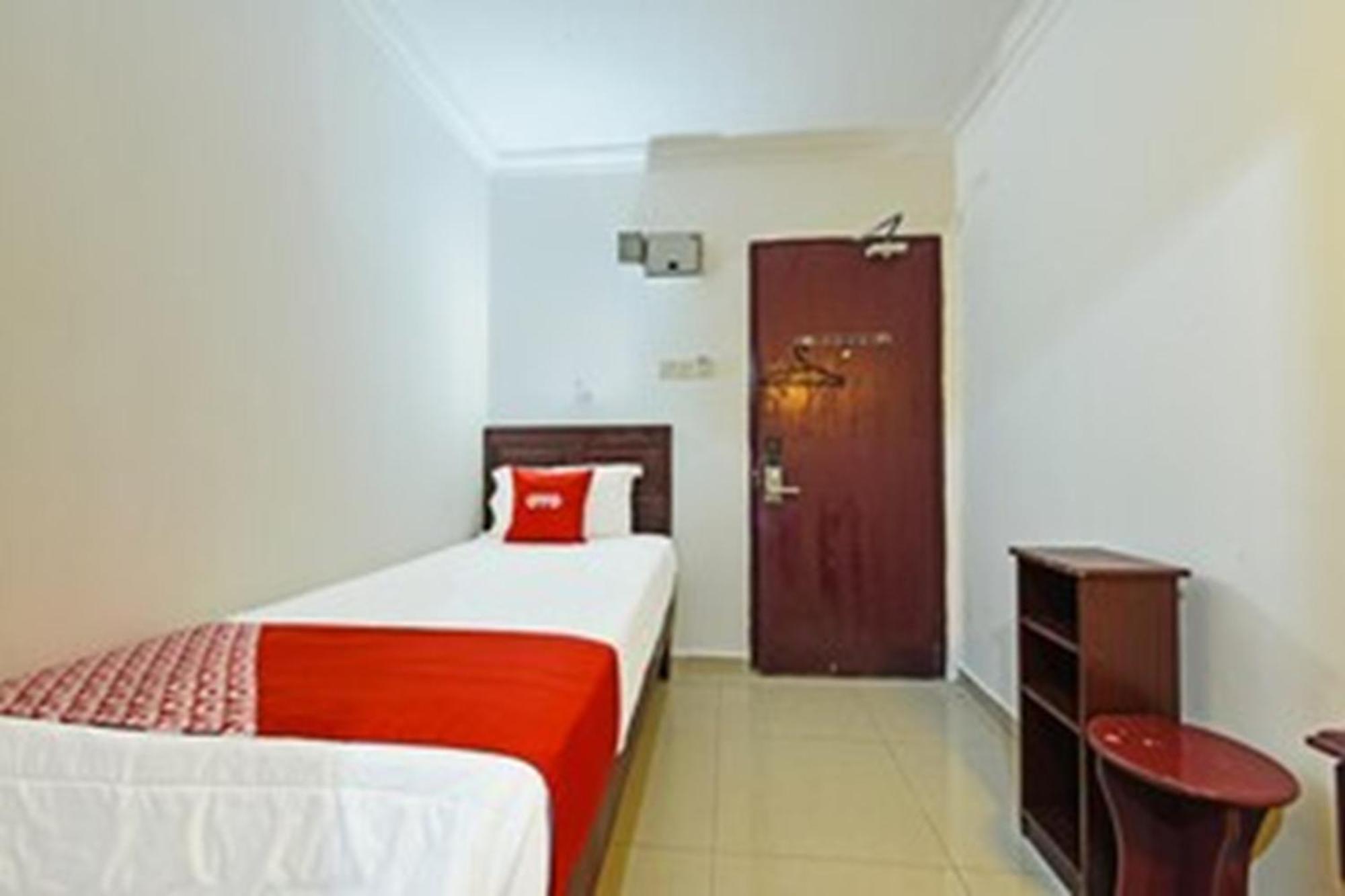 Super Oyo 90572 J Hotel Masjid India Куала Лумпур Екстериор снимка